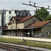 stara postaja Šiška. V njej je sedaj Ambulanta Centralnih delavnic ( SŽ – ŽIP ), v levem prečnem traktu pa domuje Planinsko društvo Železničar. Zadaj Pivovarna Union.