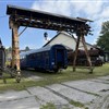 mostno dvigalo, večinoma za nakladanje-razkladanje vagonov z kolesnimi dvojicami.