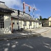 stare signalne naprave pred vhodom v Železniški muzej, pred njimi peron vrtne železnice. Sedaj ŽM, prej spodaj skladišča, zgoraj garderobe za delavce.